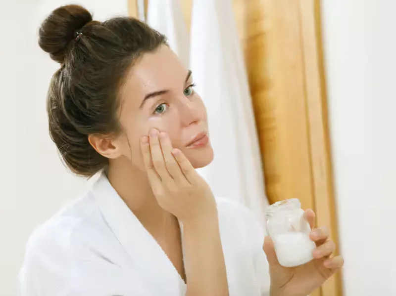 Dùng dầu dừa nguyên chất với lượng nhỏ là cách đơn giản hơn và dễ theo dõi phản ứng da so với trộn nhiều nguyên liệu cùng lúc.