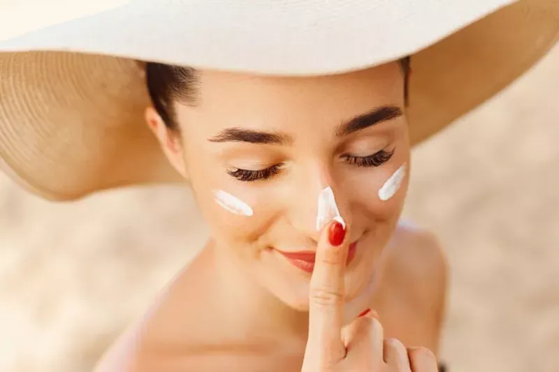 Kem chống nắng phù hợp là nền tảng quan trọng khi muốn cải thiện tình trạng da sạm do ánh nắng.